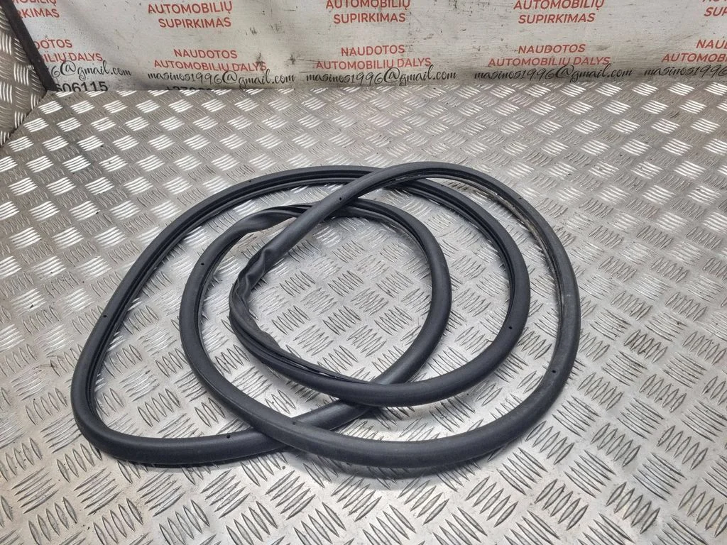 Front door rubber seal – Volkswagen Touareg I (2002-2010)