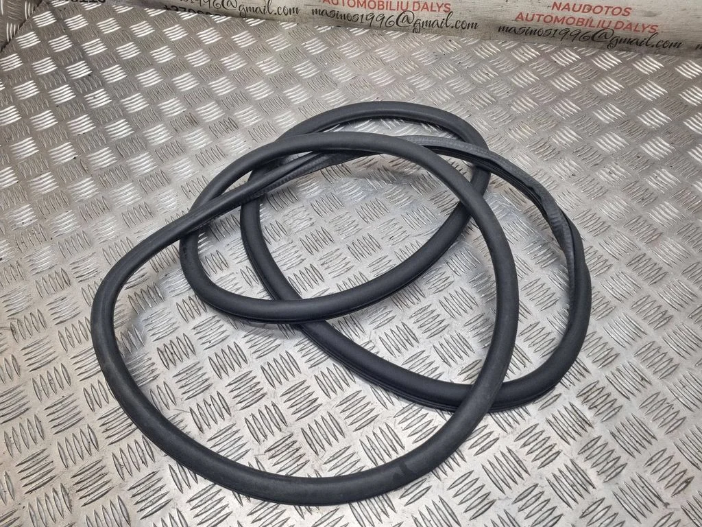 Front door rubber seal – Volkswagen Touareg I (2002-2010)