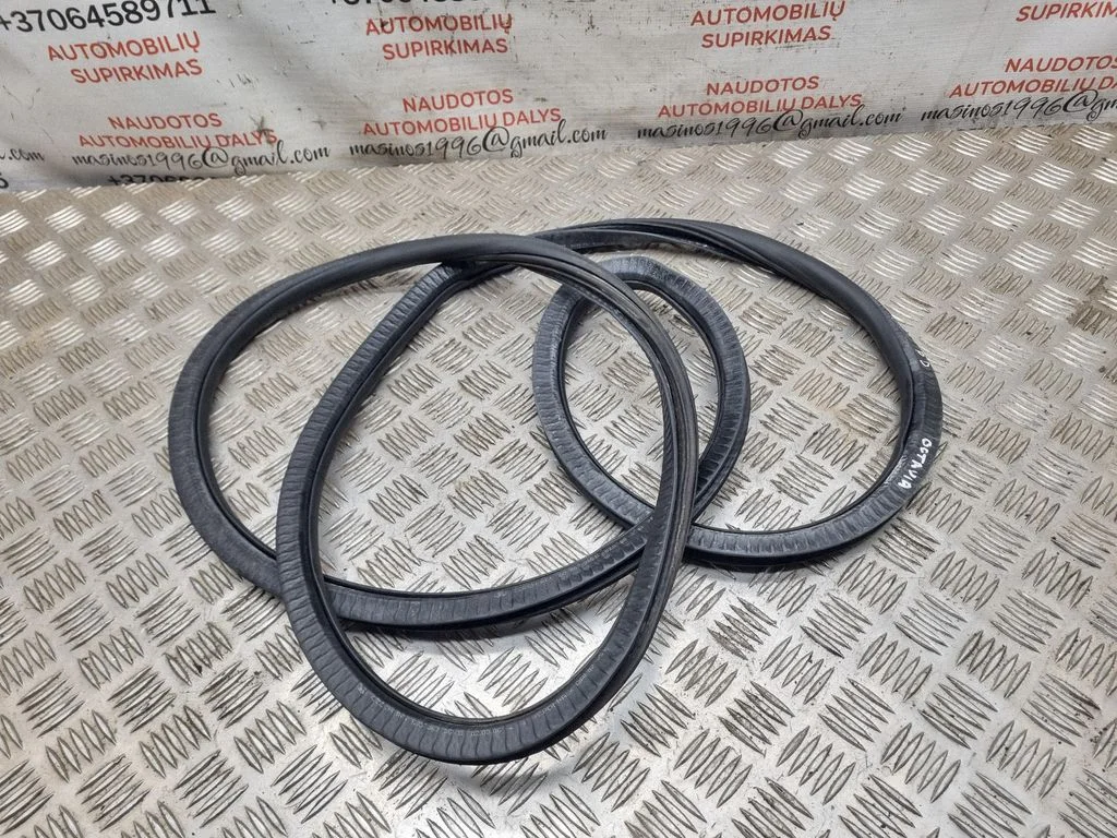 Priekšējo durvju blīvgumija (uz virsbūves) 1Z0867365B