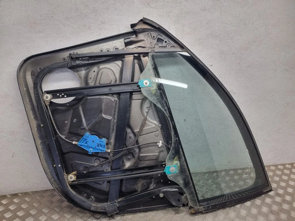 Podnośnik szyby przedniej bez silniczka – Volkswagen Touareg I (2002-2010)