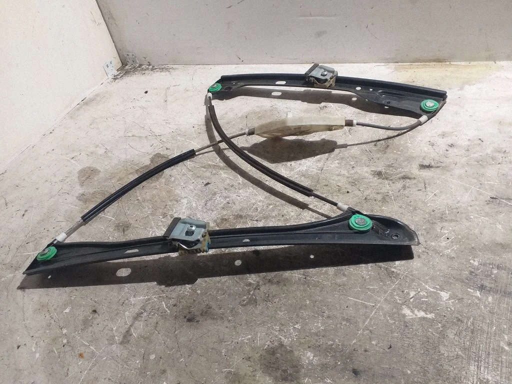 Front window lifting mechanism without motor – Volkswagen Golf Plus (2005-2013)