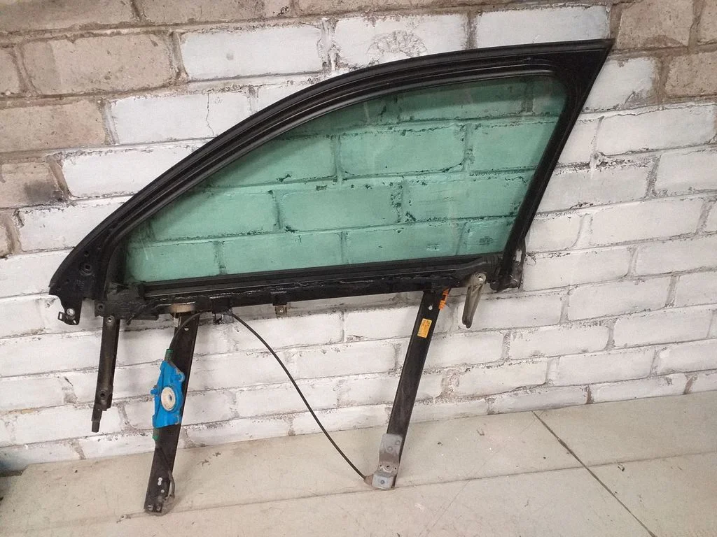 Front window lifting mechanism without motor – Audi A4 S4 B7 8E 8H (2005-2008)