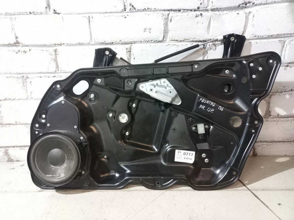 Front window lifting mechanism without motor – Volkswagen Passat B6 (2005-2010)