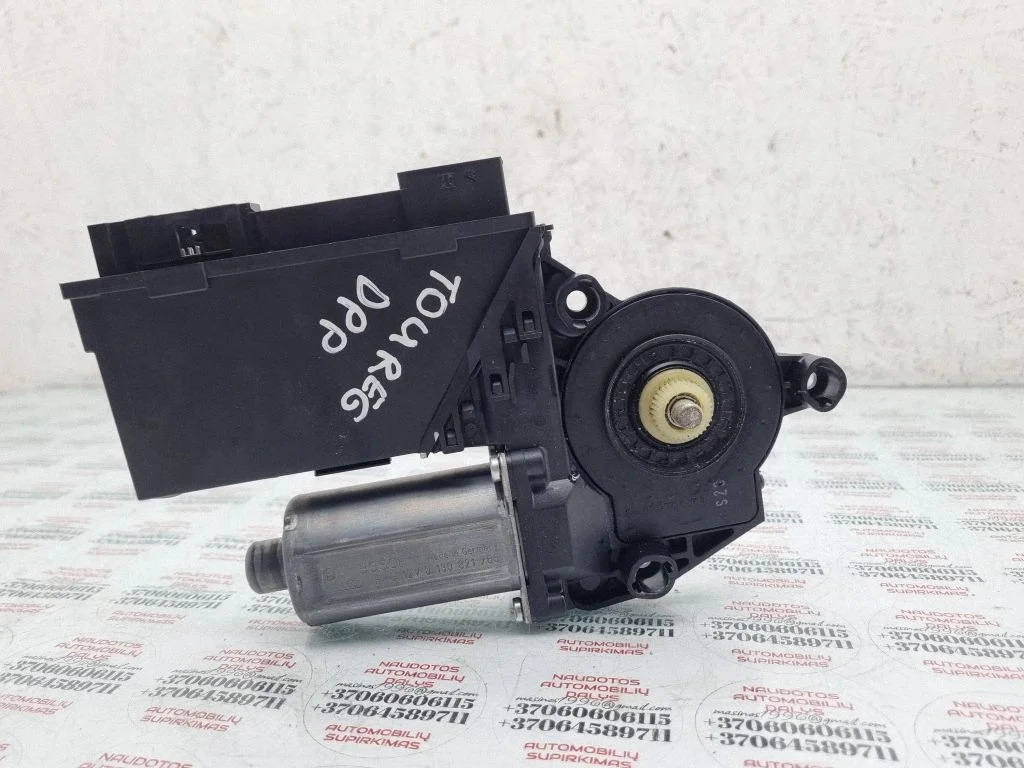 Front door window regulator motor – Volkswagen Touareg I (2002-2010)