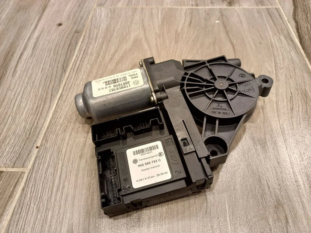 Front door window regulator motor – Volkswagen Touran I (2003-2010)