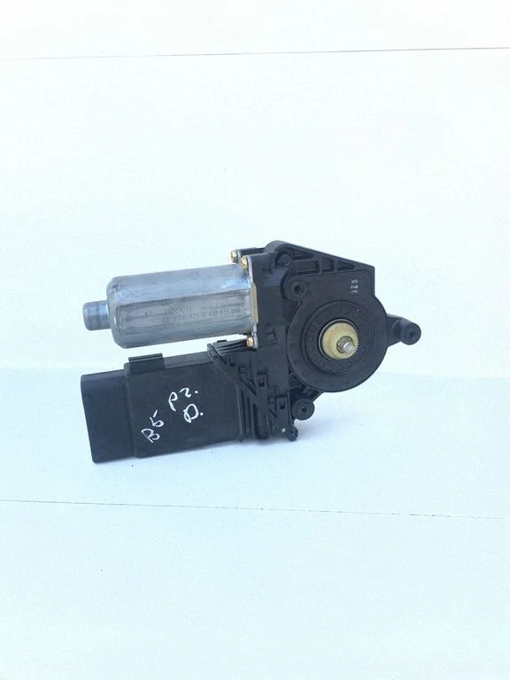 Front door window regulator motor – Volkswagen Passat B5 (1997-2000)