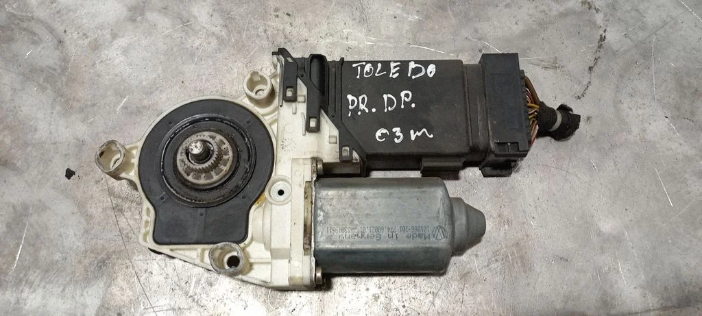 Front door window regulator motor – Volkswagen Golf IV (1998-2005)