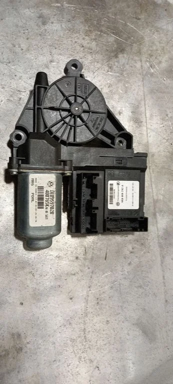 Front door window regulator motor – Volkswagen Touran I (2003-2010)