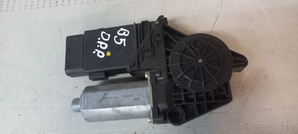 Front door window regulator motor – Volkswagen Passat B5 (1997-2000)