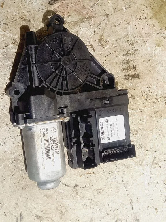 Front door window regulator motor – Volkswagen Touran I (2003-2010)
