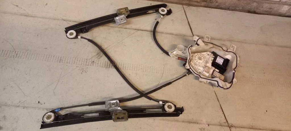 Front door window regulator with motor 4F0959802B