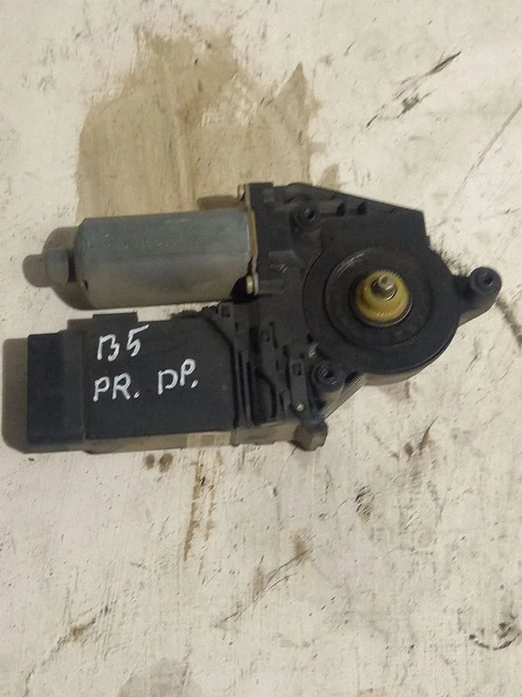 Front door window regulator motor – Volkswagen Passat B5 (1997-2000)