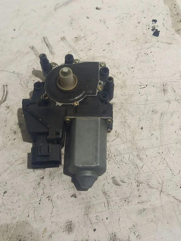 Front door window regulator motor 05071912
