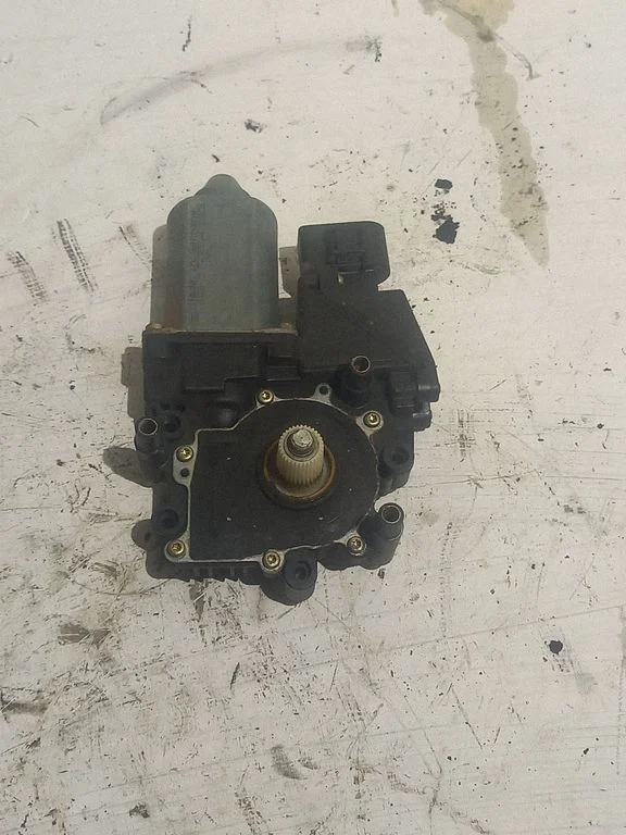 Front door window regulator motor 05071902