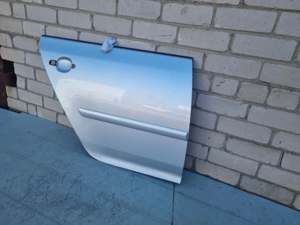 Rear door – rear right