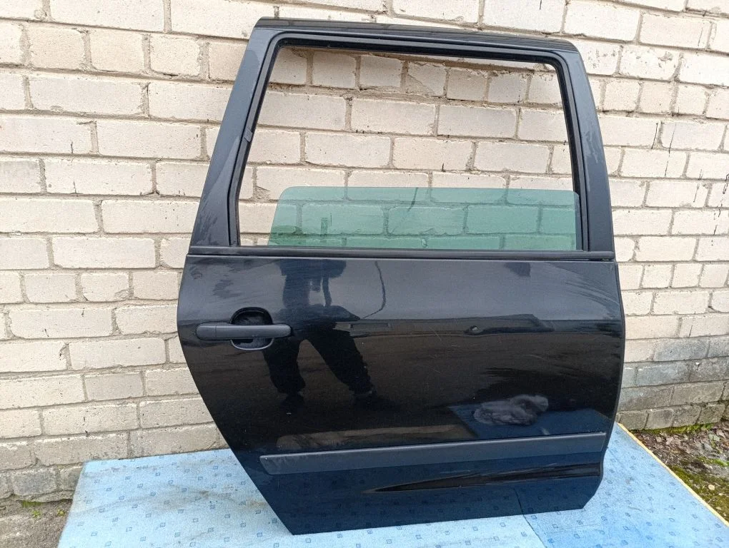 Rear door – rear right