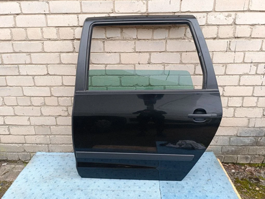 Rear door – rear left