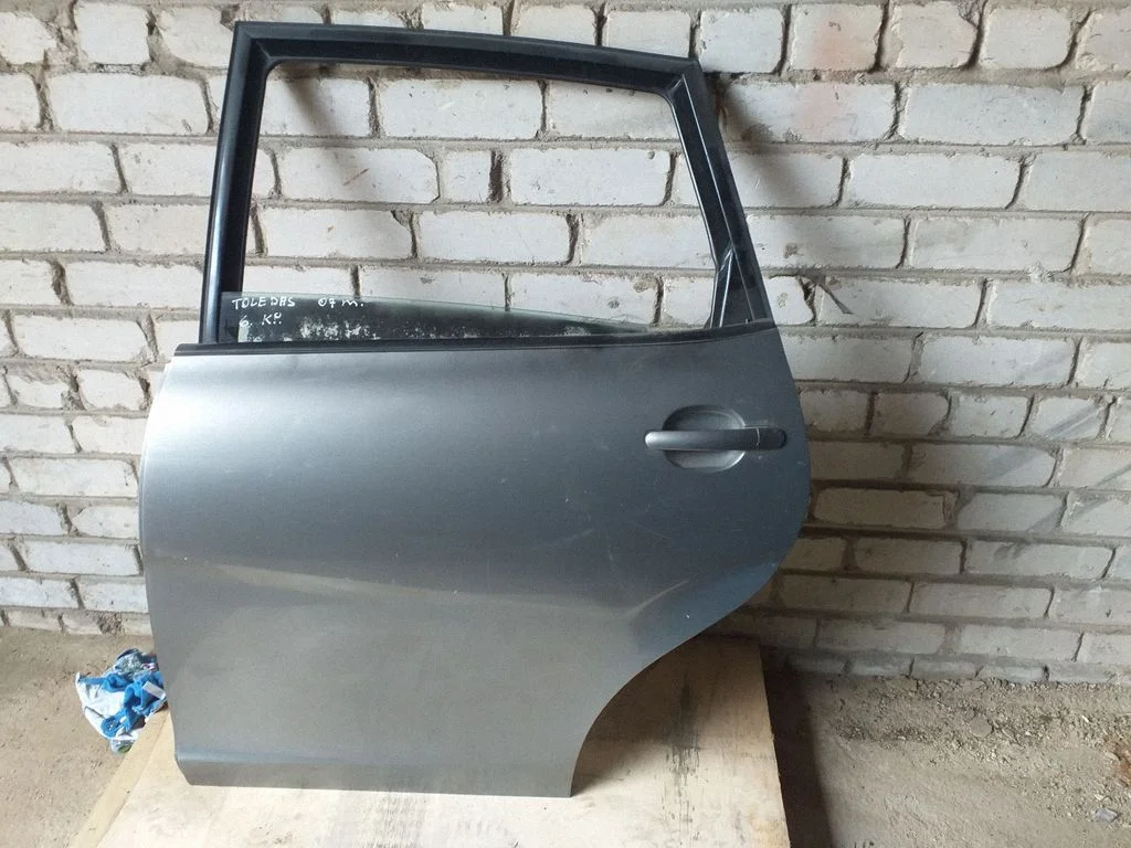 Rear door – rear left