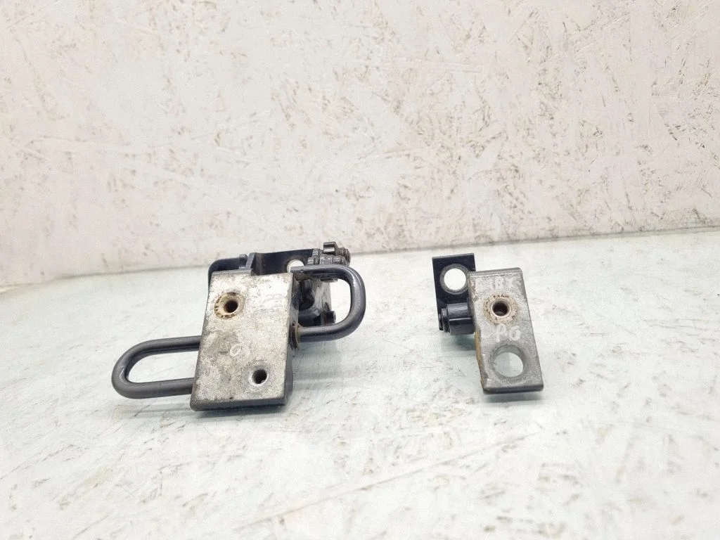 Rear door hinge set 8E0833412E
