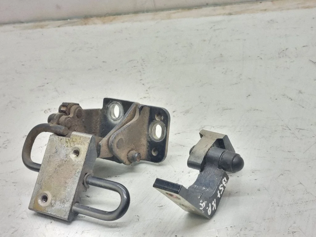 Tagaukse hingede komplekt – Volkswagen Passat B5.5 (2001-2005)