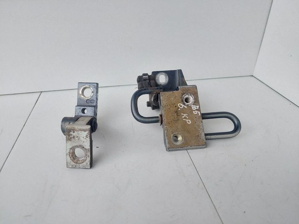 Tagaukse hingede komplekt – Volkswagen Passat B5 (1997-2000)