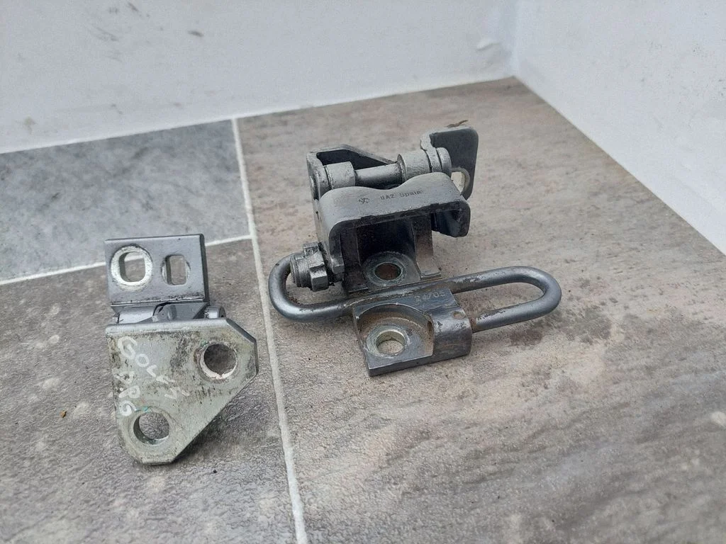 Tagaukse hingede komplekt – Volkswagen Golf Plus (2005-2013)