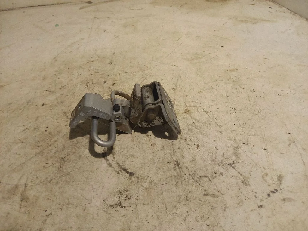 Tagaukse hingede komplekt – Audi A6 S6 C5 4B (1997-2005)
