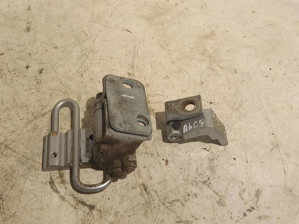 Tagaukse hingede komplekt – Audi A6 S6 C5 4B (1997-2005)