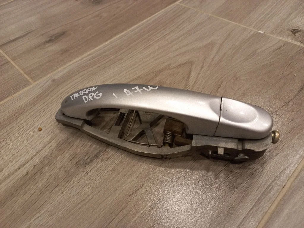 Rear door exterior handle – rear right