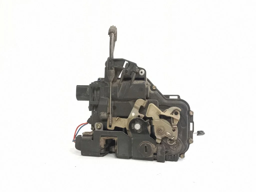 Rear door lock – rear right