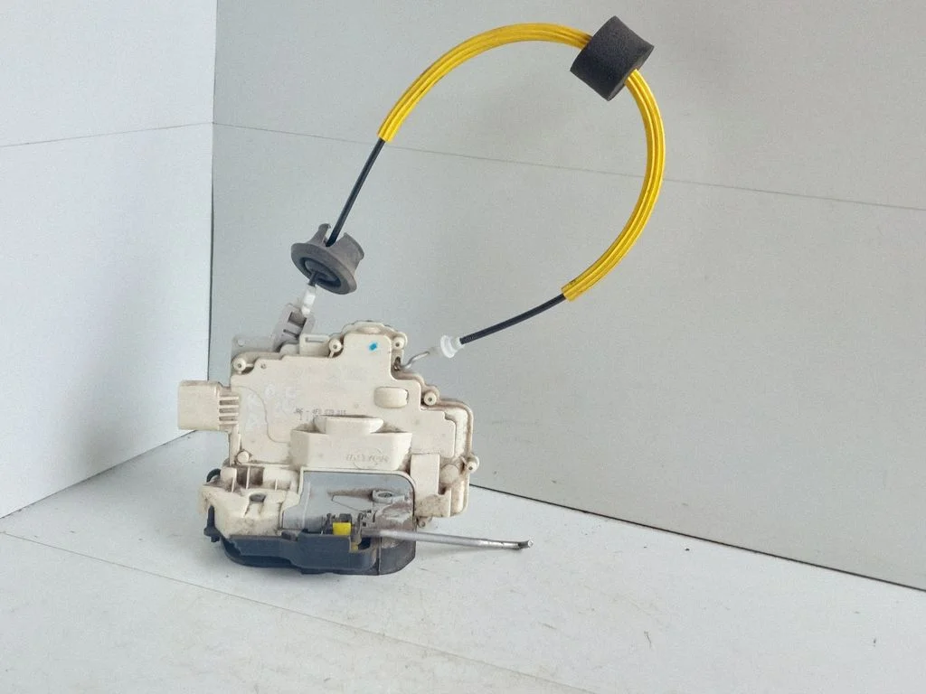 Rear door lock 4F0839015