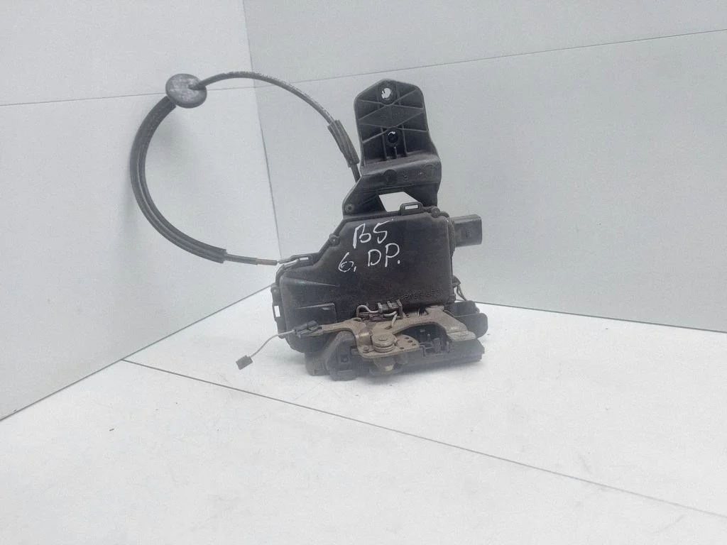 Aizmugurējo durvju slēdzene 3B0837867