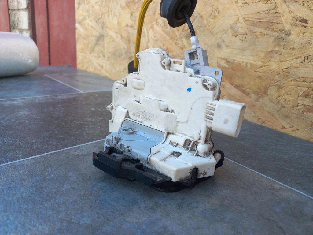 Rear door lock 4F0839016A