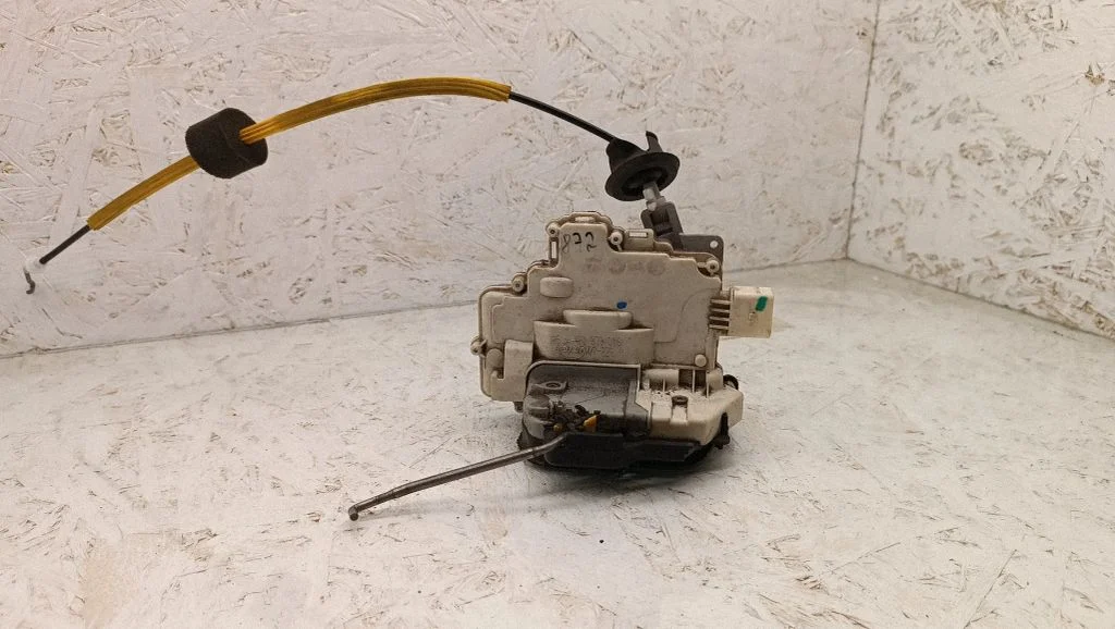 Rear door lock 4F0839016