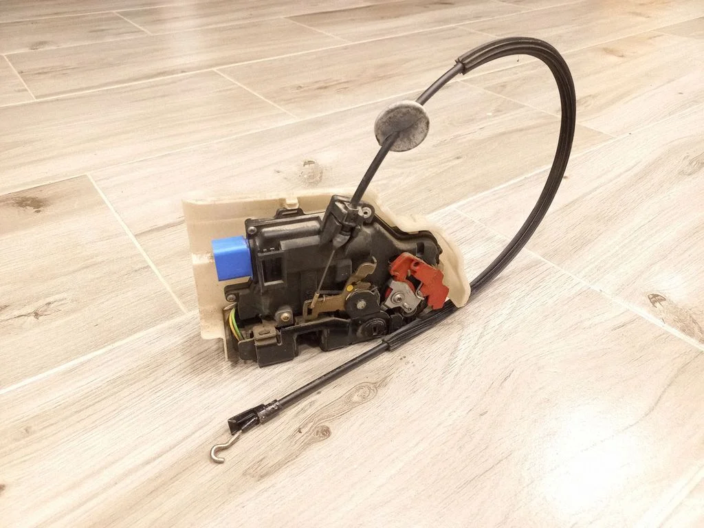 Rear door lock – Volkswagen Touran I (2003-2010)