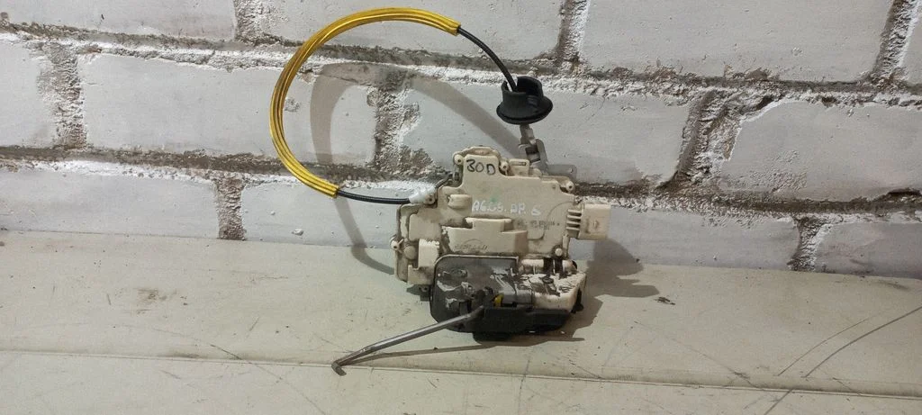 Rear door lock 4F0839016A