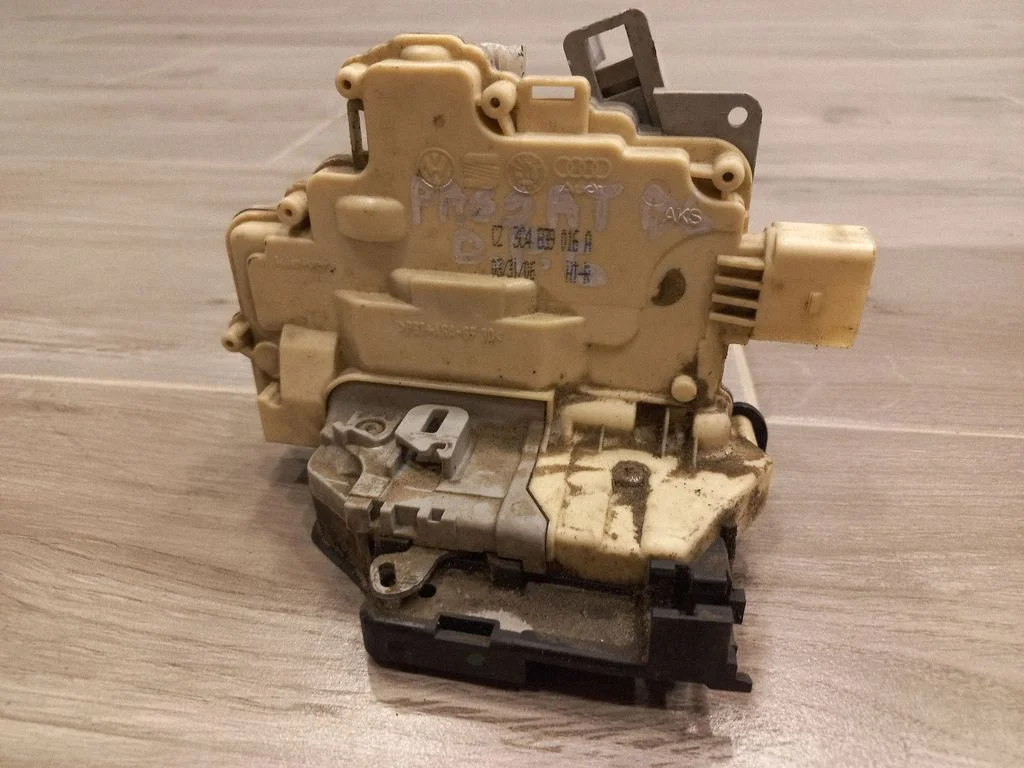 Zamek drzwi tylnych 3C4839016A