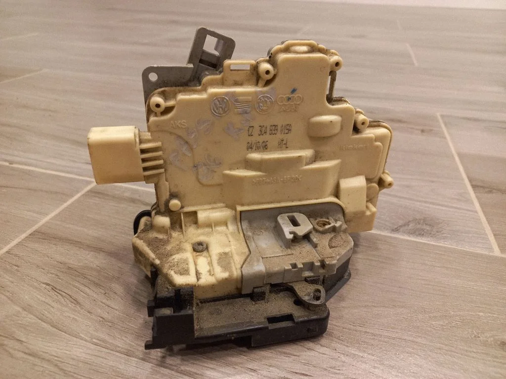 Zamek drzwi tylnych 3C4839015A