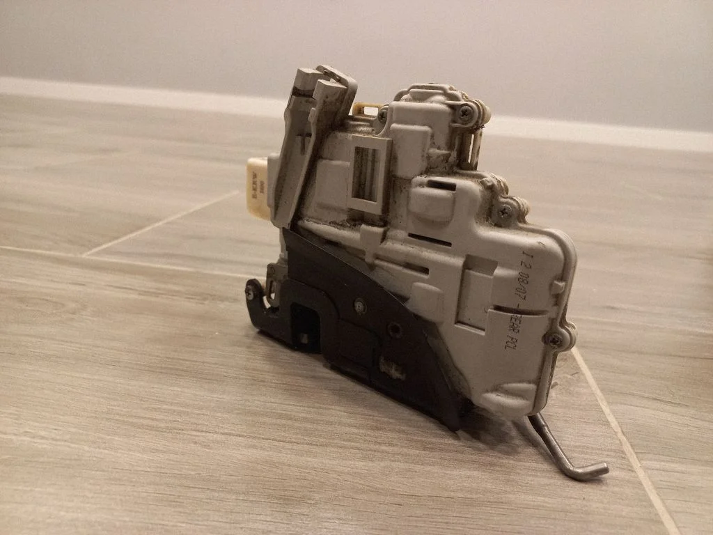 Rear door lock 4F0839016A