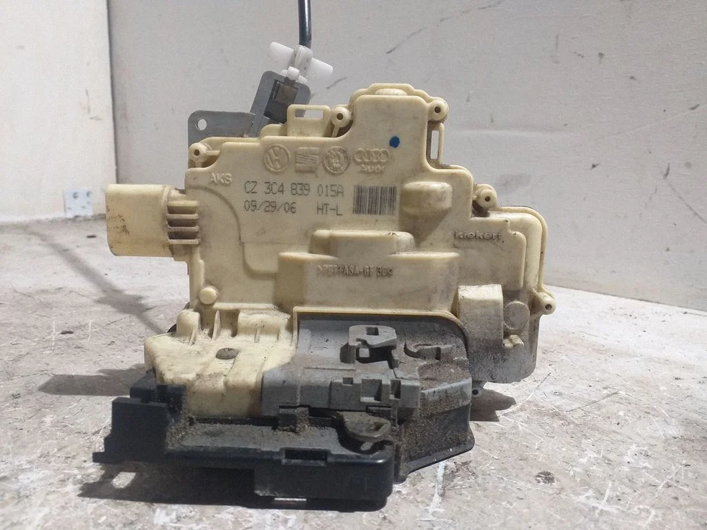 Zamek drzwi tylnych 3C4839015A