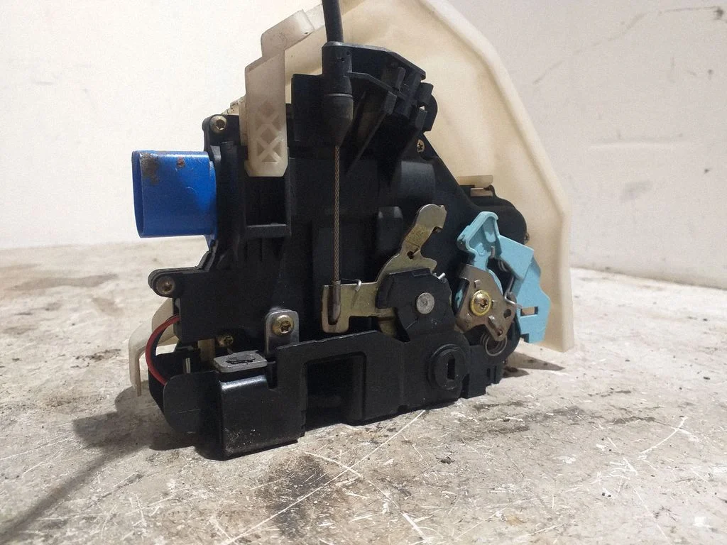 Rear door lock – Volkswagen Golf Plus (2005-2013)