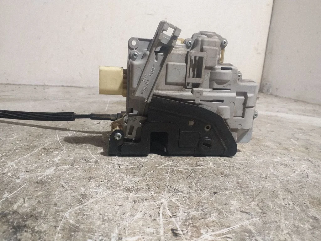 Zamek drzwi tylnych 3C4839016A