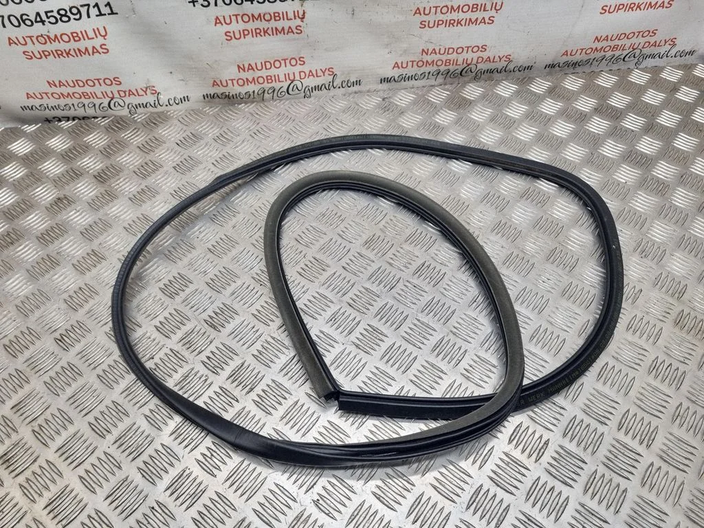 Aizmugurējā blīvgumija (uz virsbūves) 8Z0839393