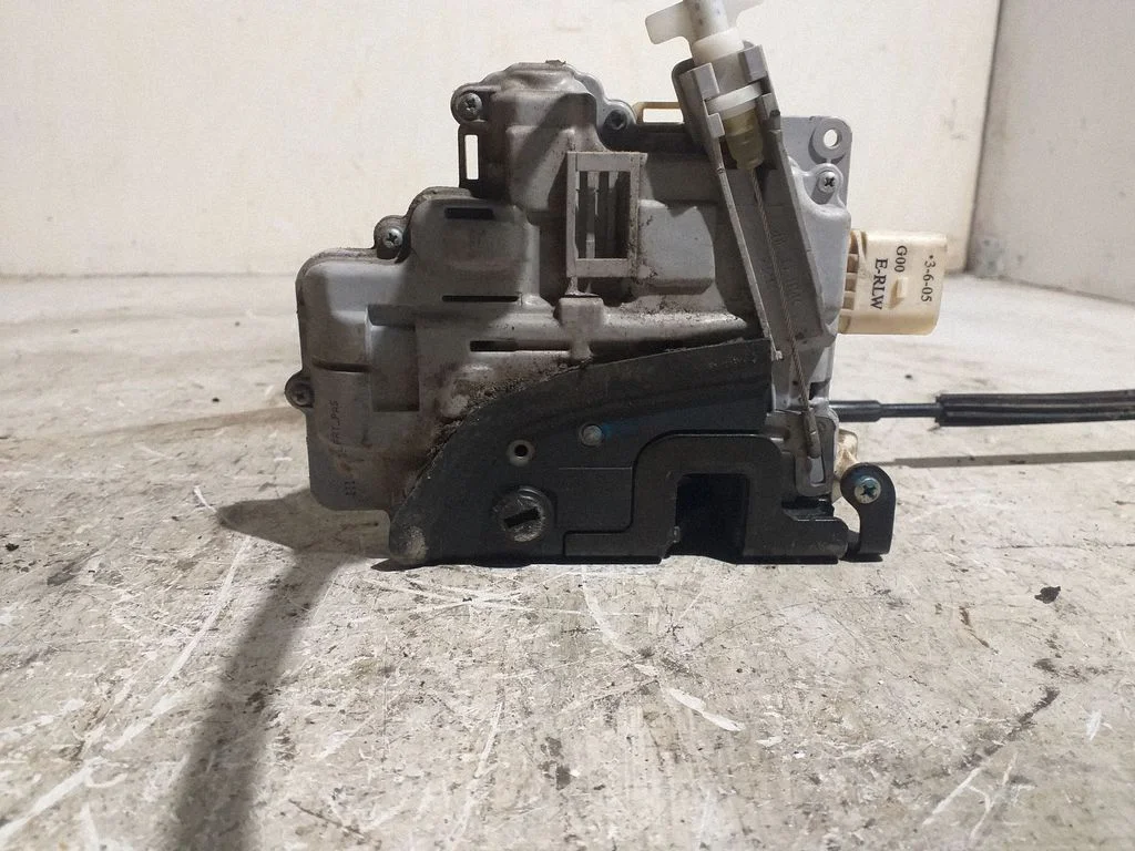 Zamek drzwi tylnych 3C4839015A