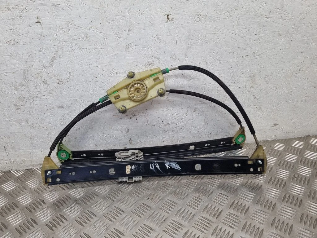 Rear window lifting mechanism without motor – Audi Q7 4L (2005-2015)