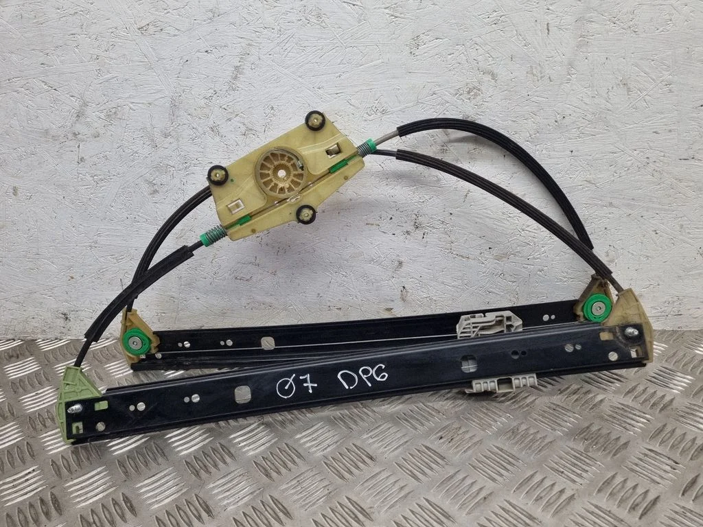 Rear window lifting mechanism without motor – Audi Q7 4L (2005-2015)