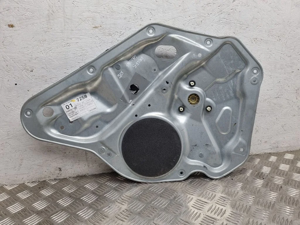 Rear window lifting mechanism without motor – Volkswagen Golf Plus (2005-2013)