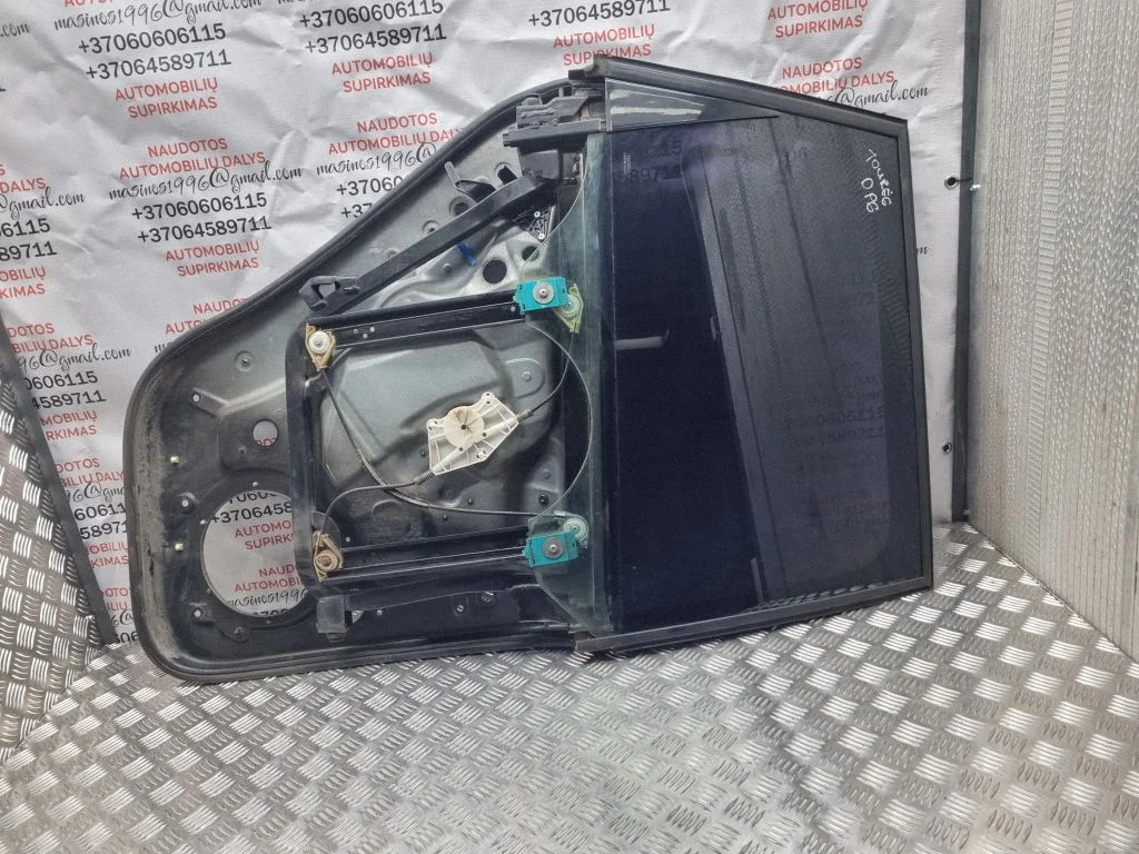Rear window lifting mechanism without motor – Volkswagen Touareg I (2002-2010)