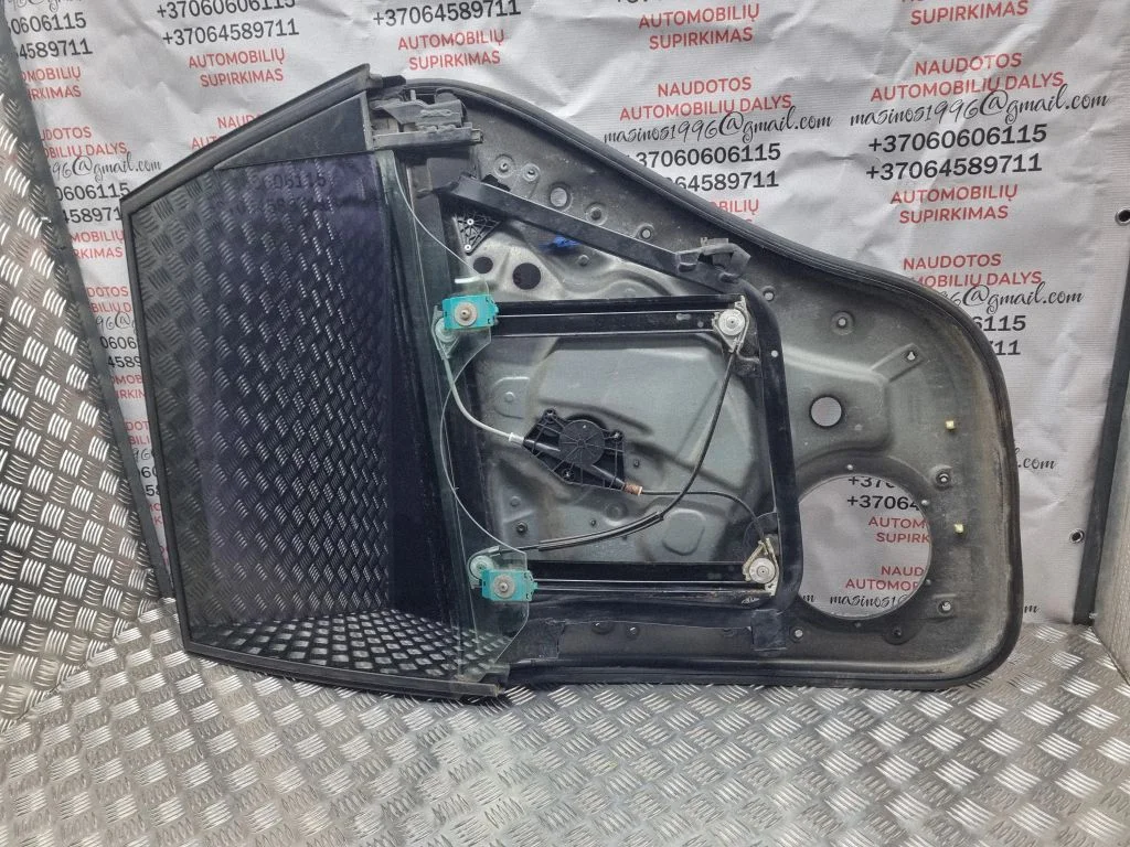 Rear window lifting mechanism without motor – Volkswagen Touareg I (2002-2010)