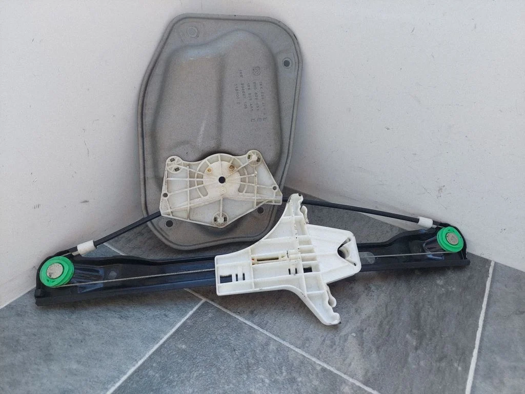 Rear door window regulator with motor – Volkswagen Golf Plus (2005-2013)